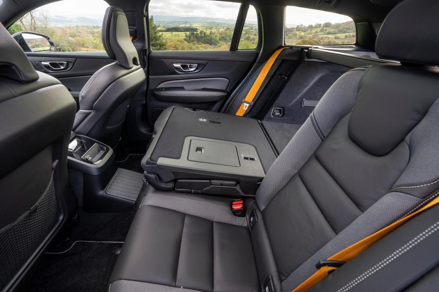 Интерьер Volvo V60 T8 Polestar Engineered 2019 года  (UK) (фото 6 из 40)